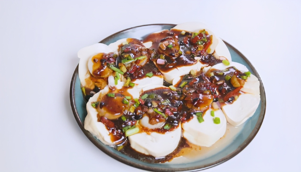 带子即是干贝,新鲜干贝软嫩鲜美,特别多汁,放在豆腐上,蒸8分钟左右即