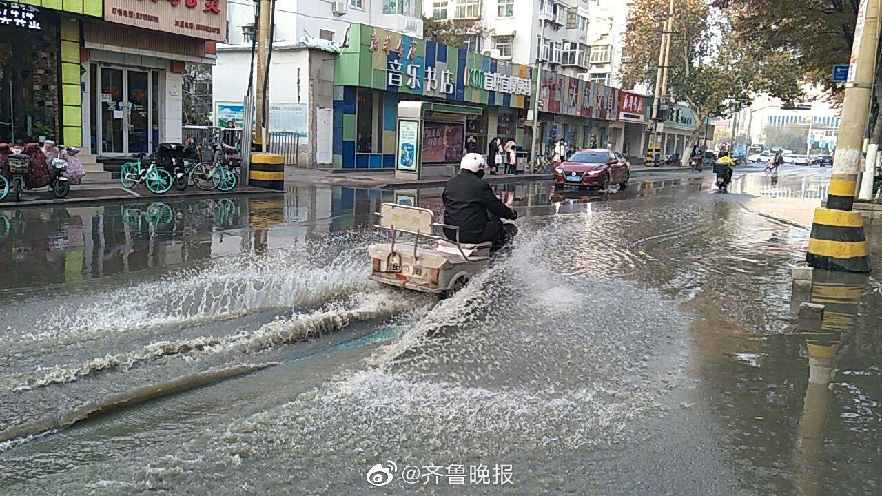 济南朝山街污水外流马路成河