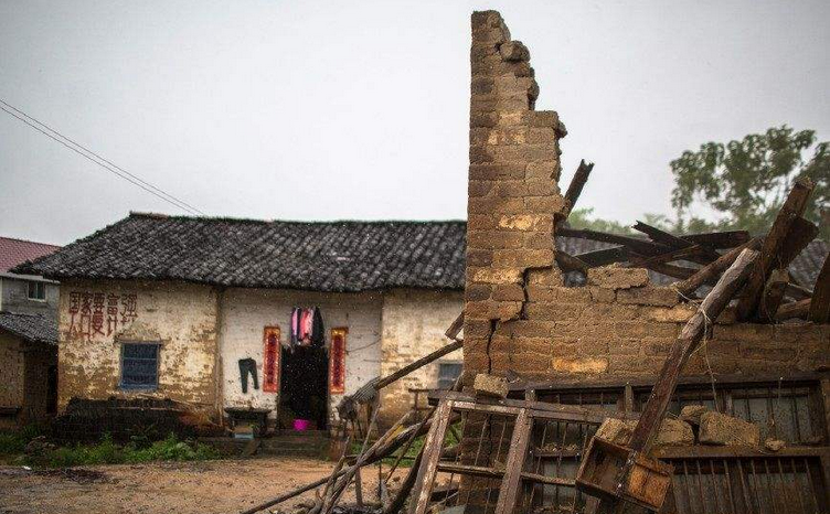 农村俗语"大房门前小破屋,三年一场哭"啥意思?老话还在理吗?
