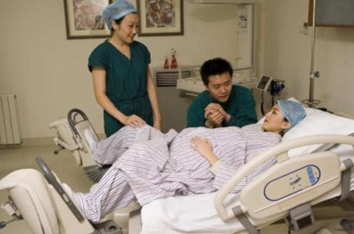 生孩子的过程当然是艰辛的,这时产妇不仅要忍受着身体上的疼痛,而且还