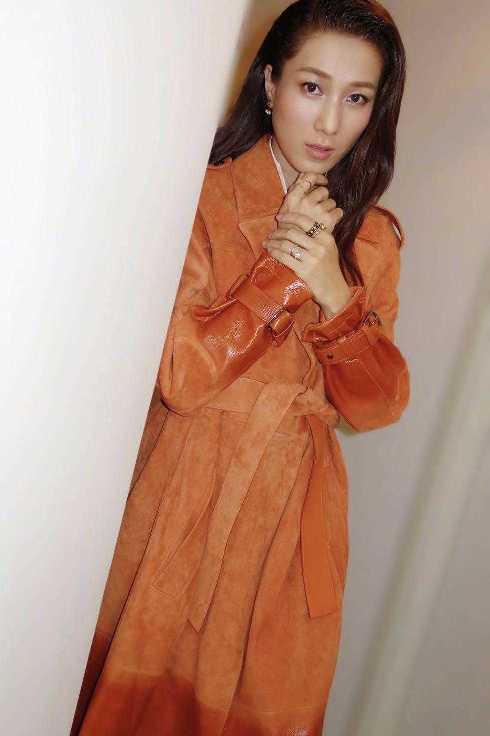 "tvb女神"钟嘉欣美得犯规!拼接棕色大衣时髦精致,优雅高贵