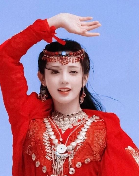 《东宫》小枫大漠红衣造型有多火?鞠婧祎,孟子义古装与其撞衫