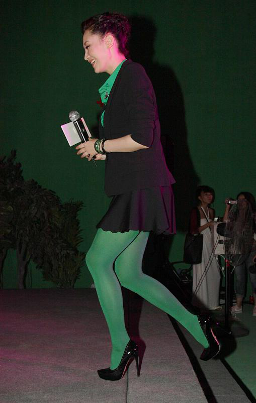 许晴曲线又柔又美穿西装内搭颜色绿油油这造型一般人真难驾驭