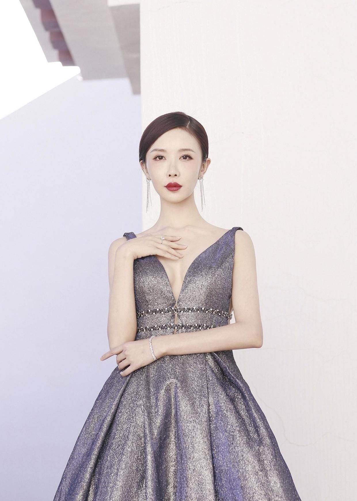 《延禧攻略》嘉嫔潘时七穿衣真省布料!v领就够性感还露背,真拼