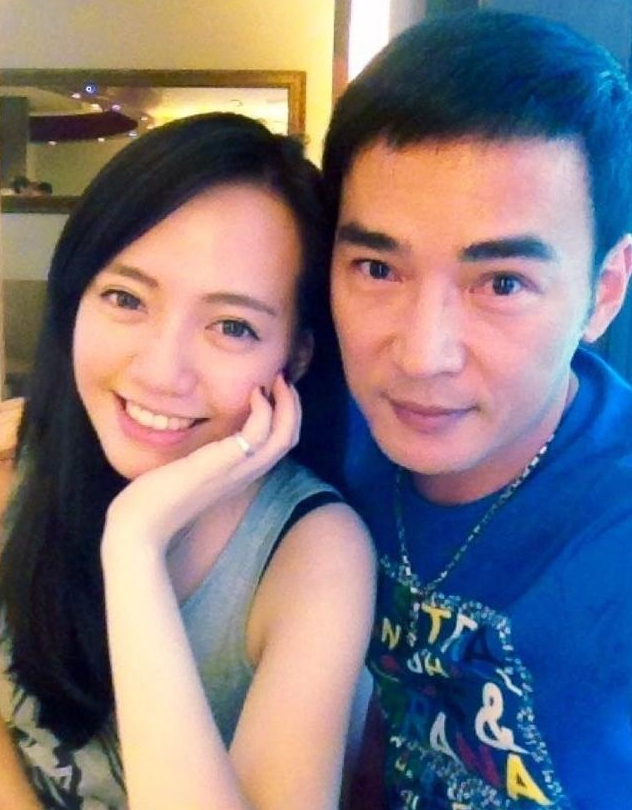 焦恩俊妻子林千钰晒与男子亲密照深情对视捧脸杀婚姻状况成谜