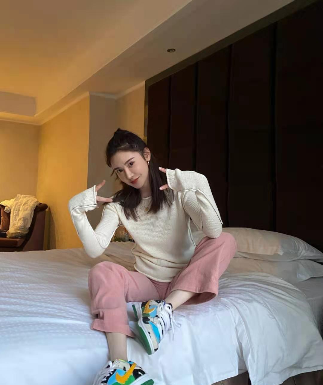 nba主播美娜晒美照,叉开腿坐在床上姿势豪爽,图片放大后太尴尬