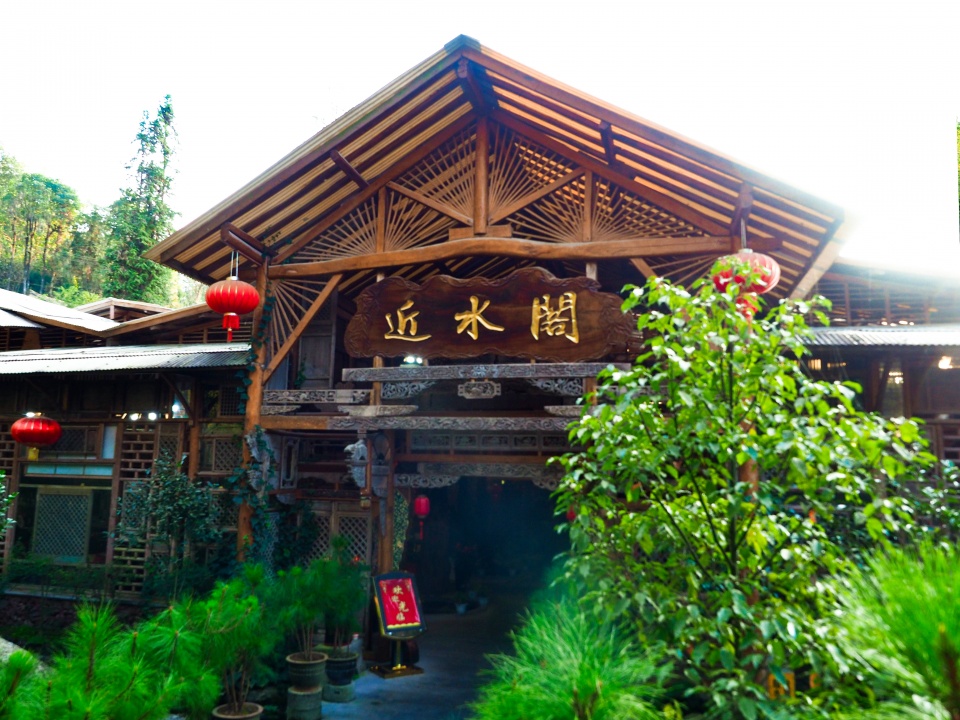 远看近水阁以为是一座木艺文化博物馆,近观才发现水一家极富风雅的滇