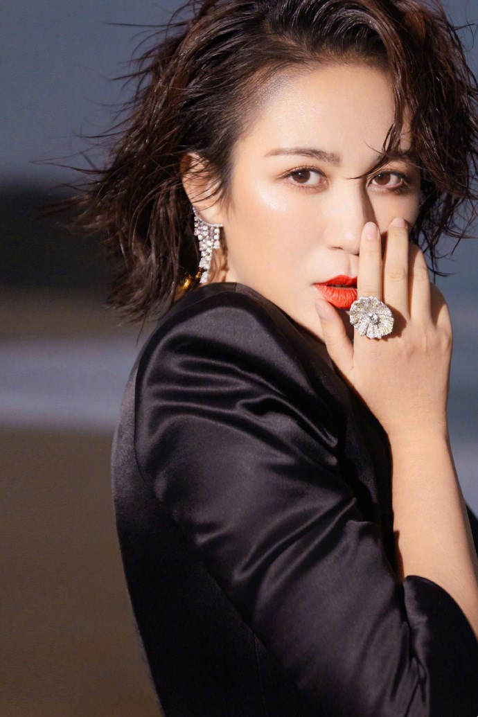 马丽黑色礼裙典雅高级,红唇湿发美艳性感,在傍晚的海边轻舞飞扬