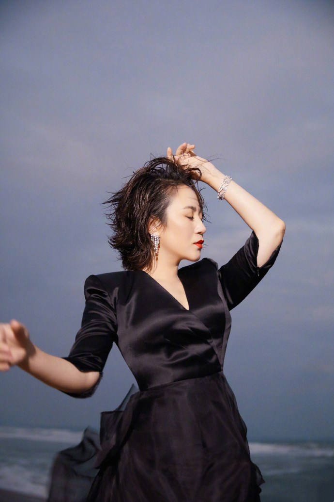 马丽黑色礼裙典雅高级,红唇湿发美艳性感,在傍晚的海边轻舞飞扬