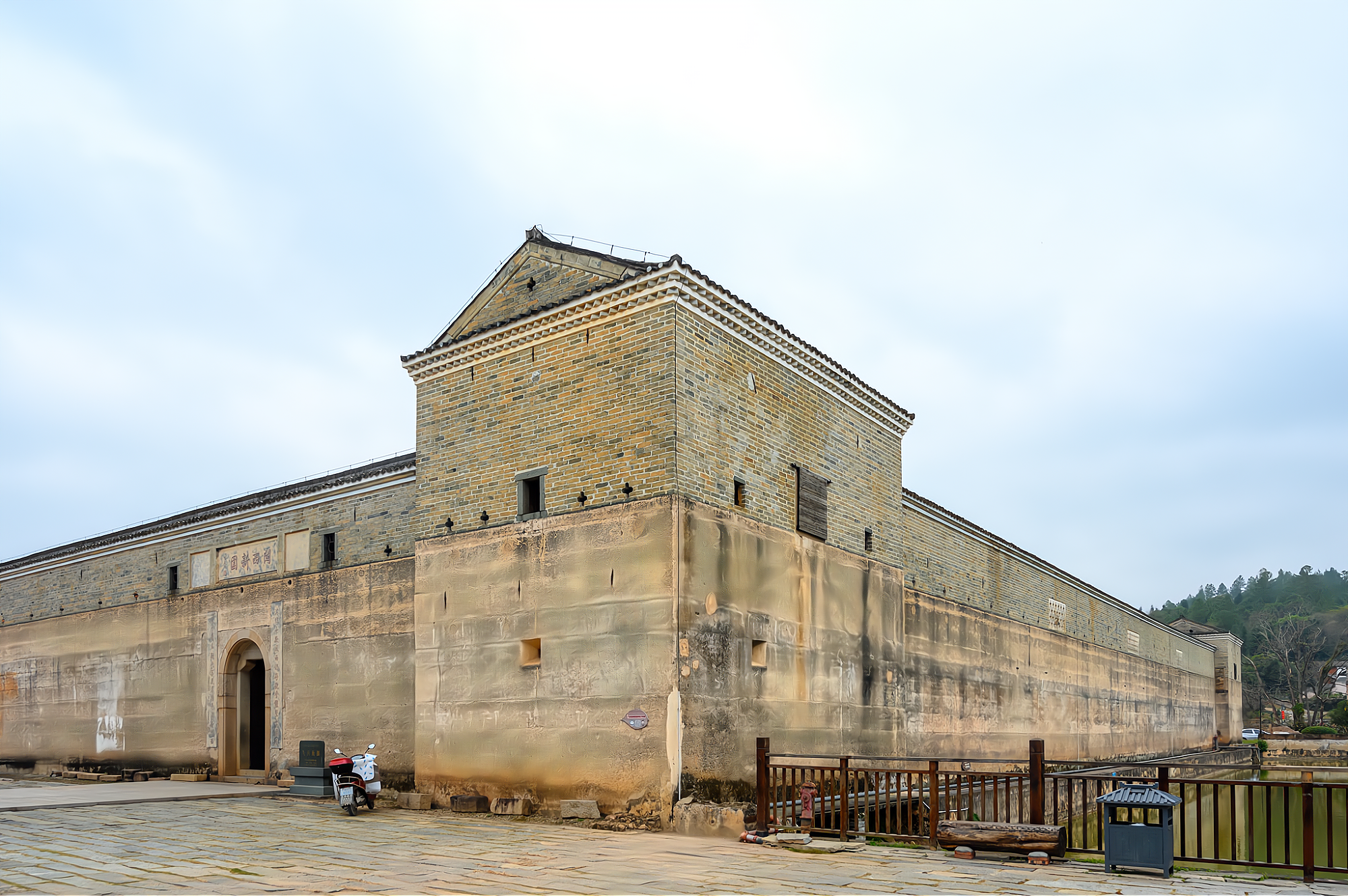 它是赣南客家围屋的代表,历时29年时间建成,建筑规制堪比皇宫