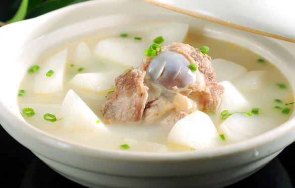 大骨汤食材:猪大骨4斤,姜片20克,水适量.做法:1.