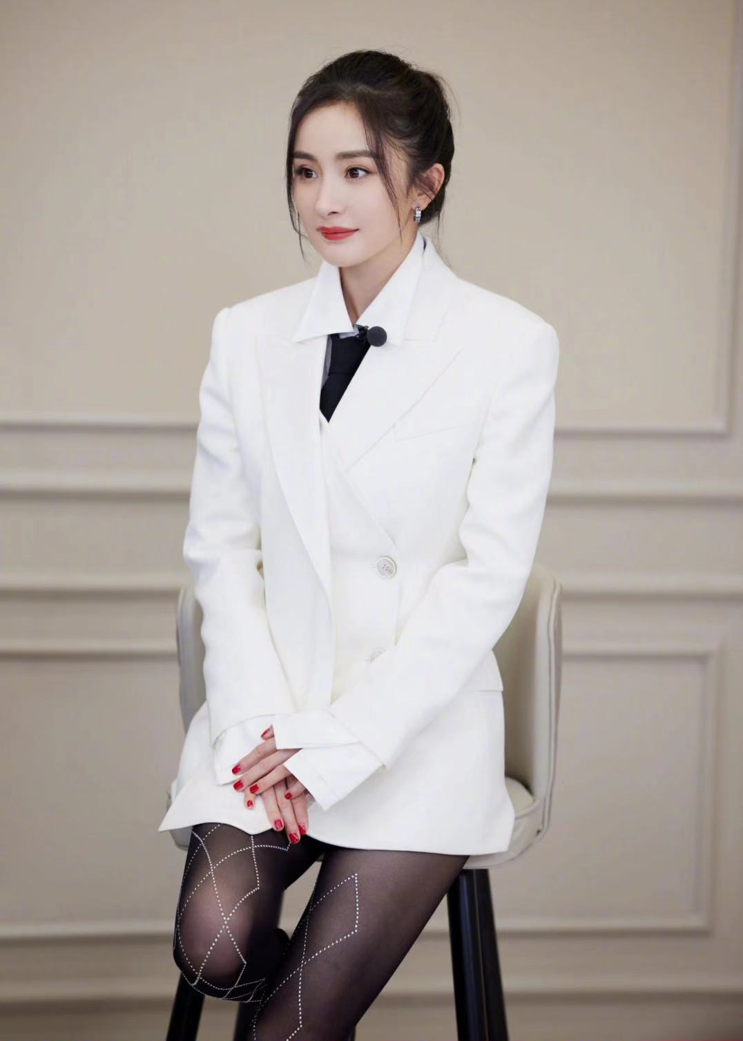 杨幂白色系西装连衣裙搭配踝靴有那么一丢丢浮夸你觉得呢