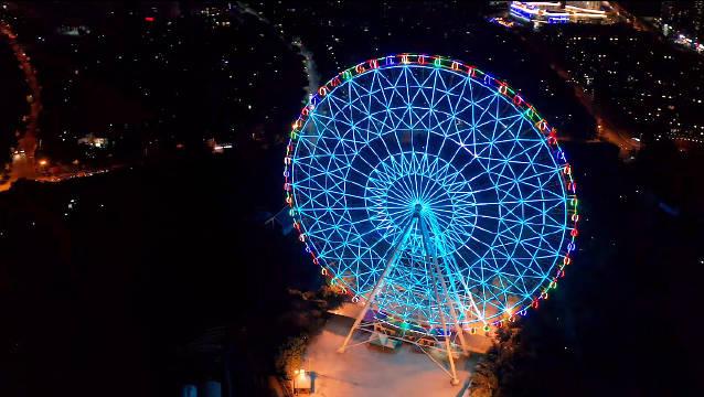 五彩缤纷的海游馆摩天轮彩灯………… 为您推荐: 沈阳南湖公园摩天轮
