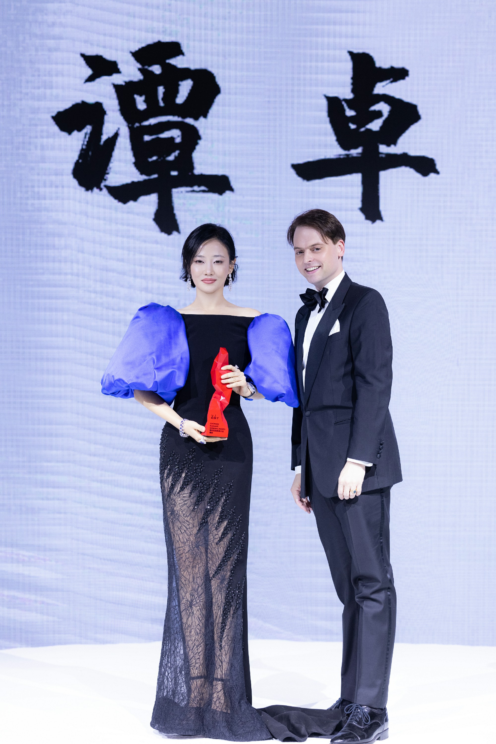 谭卓出席尚流tatler ball 获颁萧邦致雅女性力量大奖