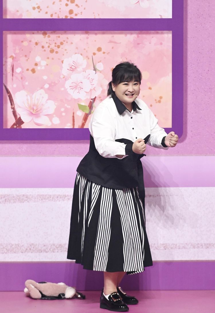 偶像刘德华邀她演夫人贾玲成追星赢家黄白连衣裙美萌可爱