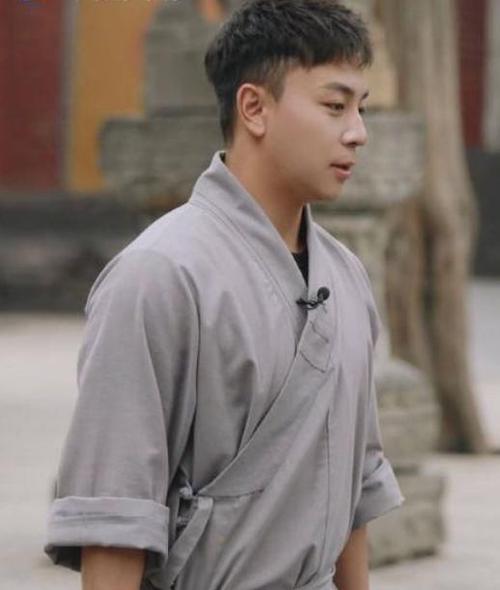 释小龙深夜吃饭无人识,肥头大耳再发福不似明星,前任已两婚三胎