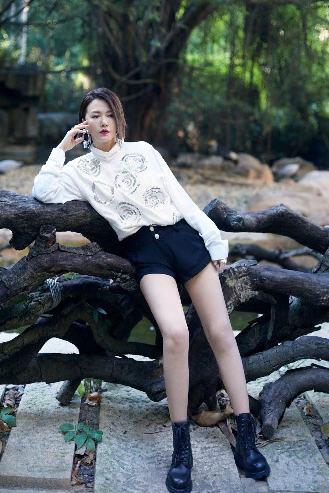 谭维维这一身穿搭看着简单,实则搭配上特别用心