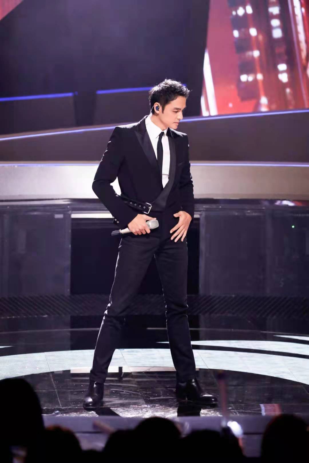 明道初舞台挑战全新风格魔性螃蟹舞迅速登上热搜