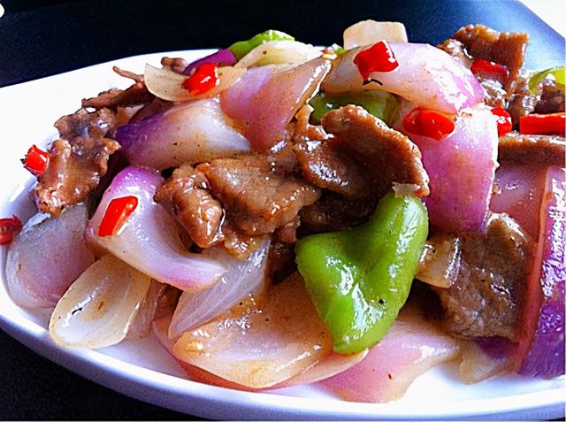 美食湖南,经典家常菜——洋葱炒牛肉,清甜可口,味美鲜香扑面来