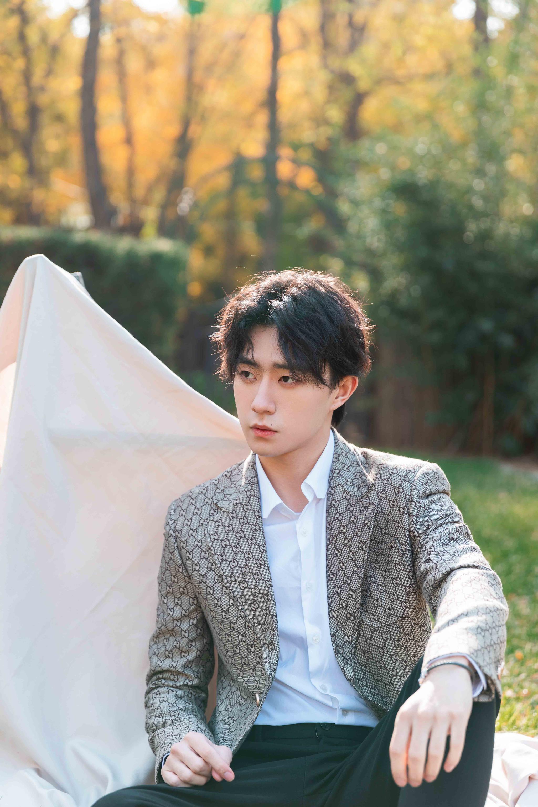 郑好冬日室外写真大片柔和有质感 优雅浪漫烘托少年气质