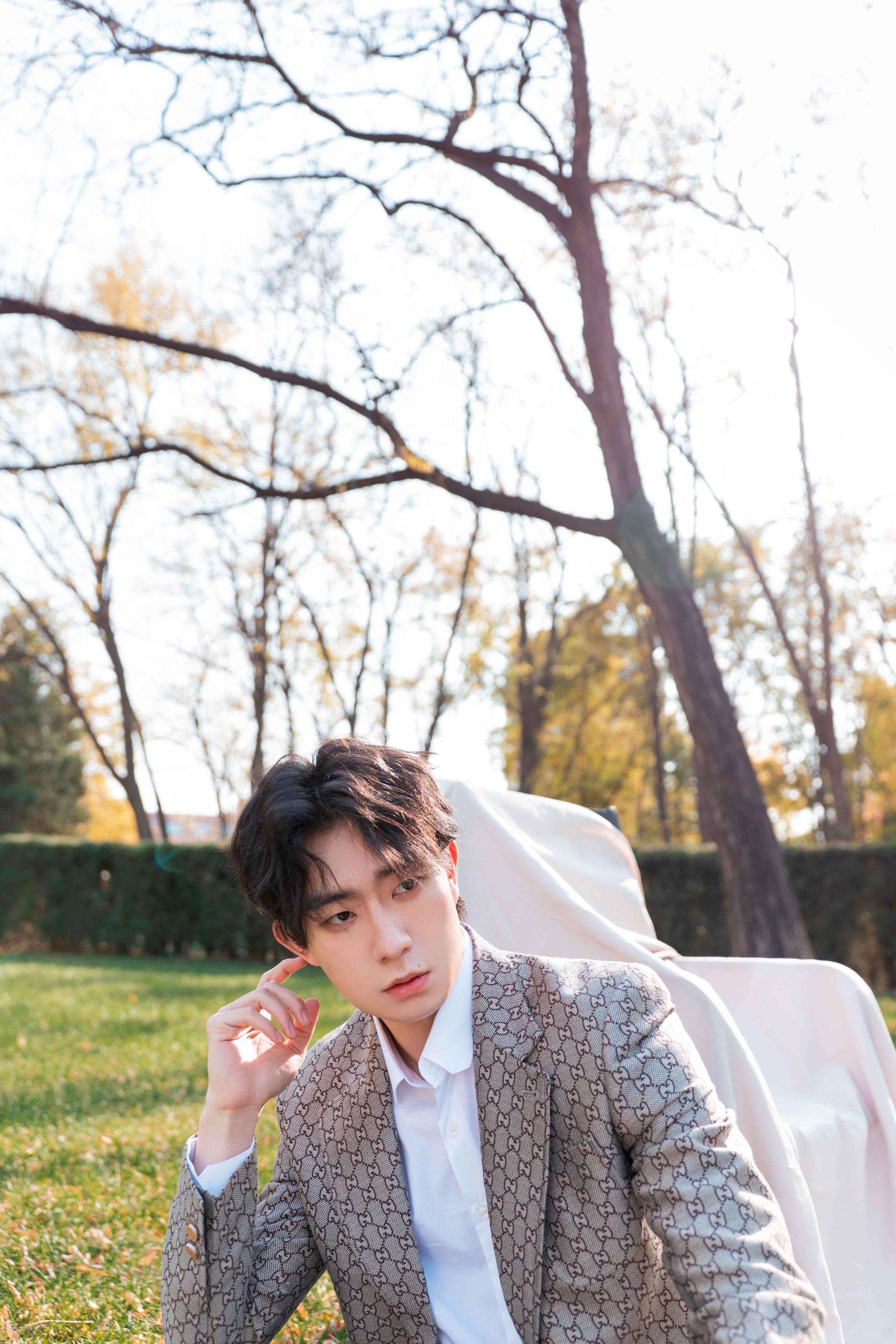 郑好冬日室外写真大片柔和有质感 优雅浪漫烘托少年气质