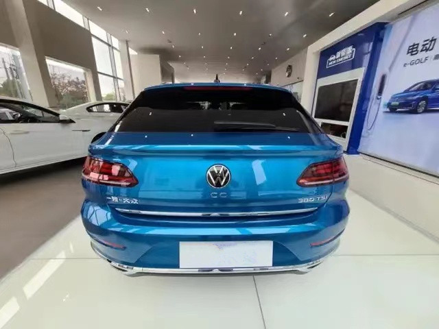 大众cc猎装版到店,无框门 蔚蓝色涂装时尚且动感