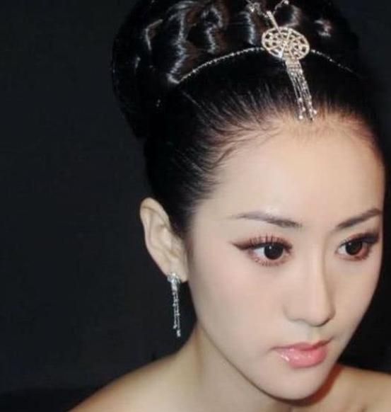陈格在演艺圈也演过不少的电视剧,比如像《红楼梦》,《玉蜻蜓》,《画