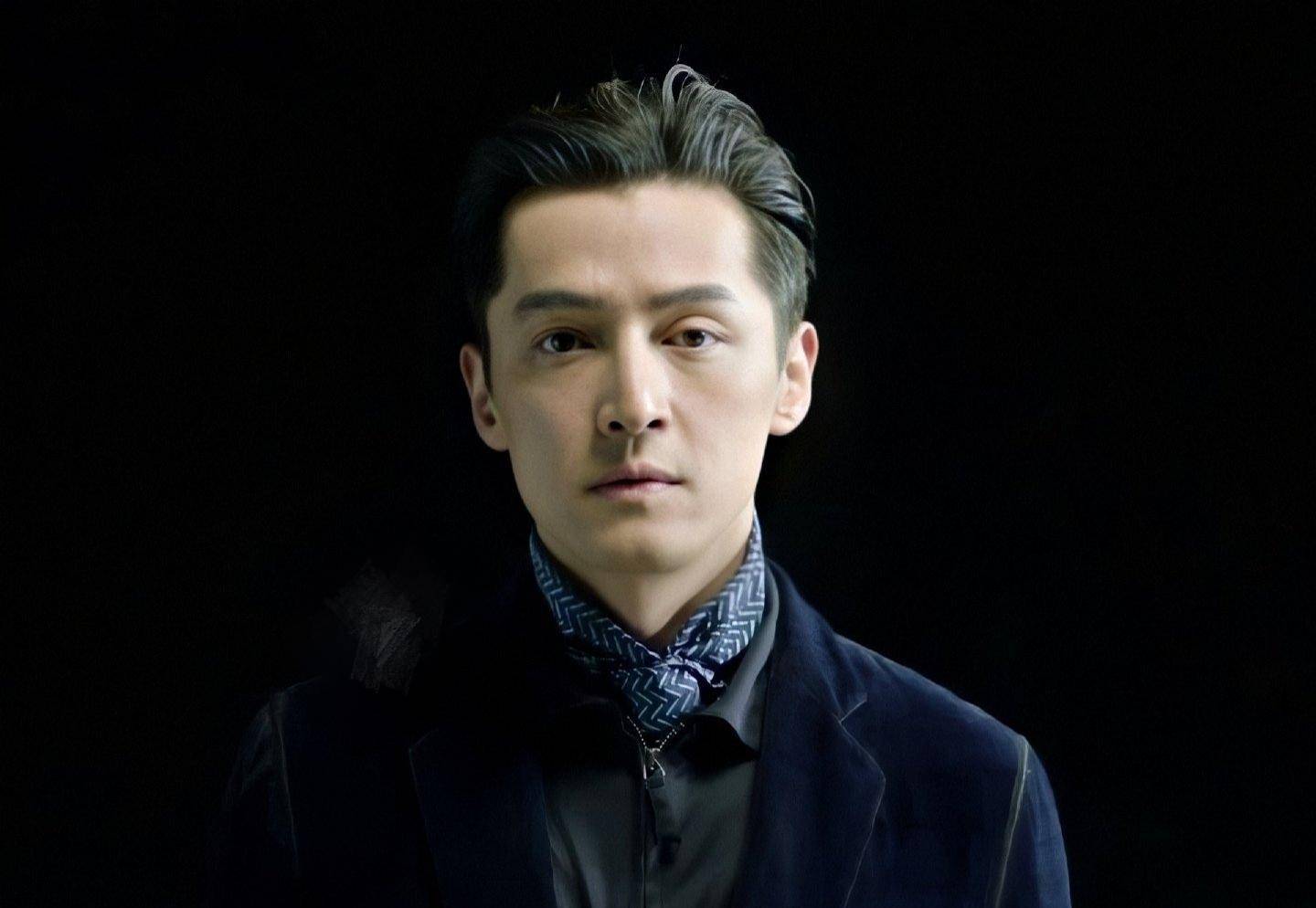 胡歌新剧路透曝光,马伊琍在室内吸烟显憔悴,胡歌站在身侧被逗笑