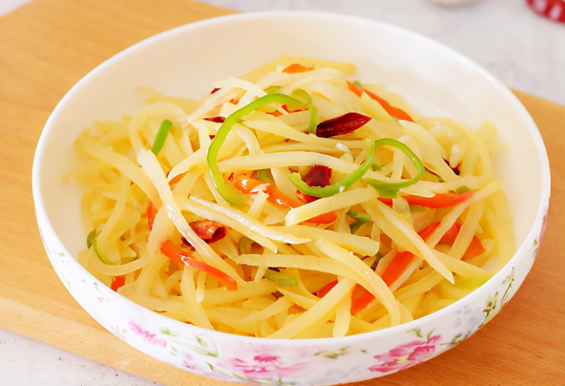 土豆丝吃着不爽脆?牢记放醋的时间,有人常弄错,难怪炒得难吃