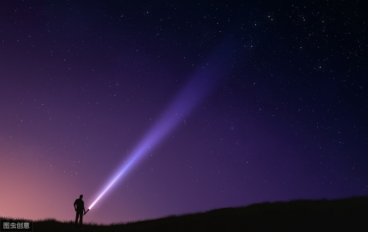 瞄准外太空打开手电筒手电筒发出的光能否飞到宇宙边缘