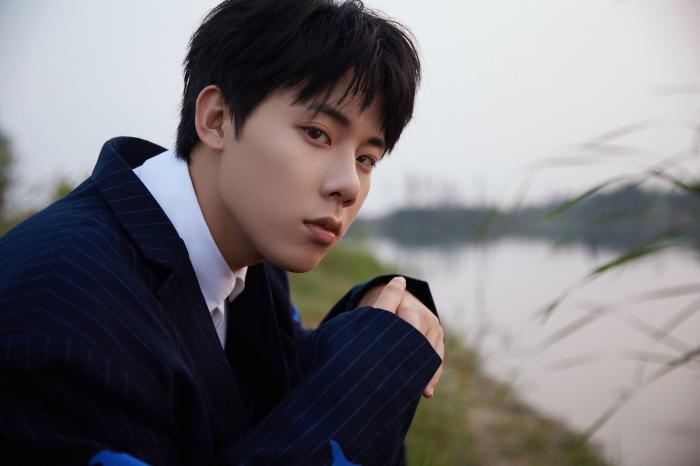 周奇写真曝光湖边少年灵气十足