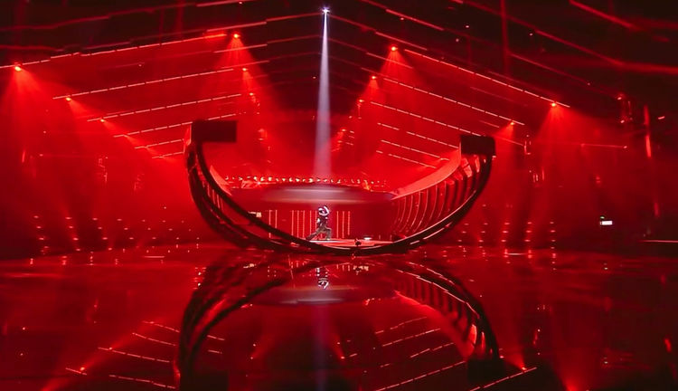 更不用说在表演舞台方面,《乘风破浪的姐姐》节目组专为姐姐们量身