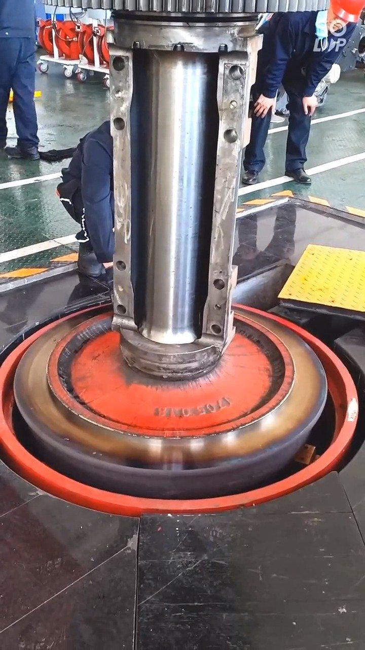 你见过火车轱辘有这样套外胎的吗