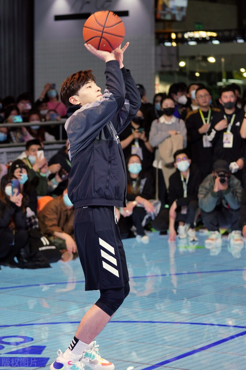 邓伦一袭运动装现身活动,手拿篮球男友力超man