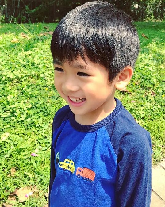 林志颖双胞胎儿子5岁了!五官像哥哥kimi,穿红黑格纹衫笑容超萌