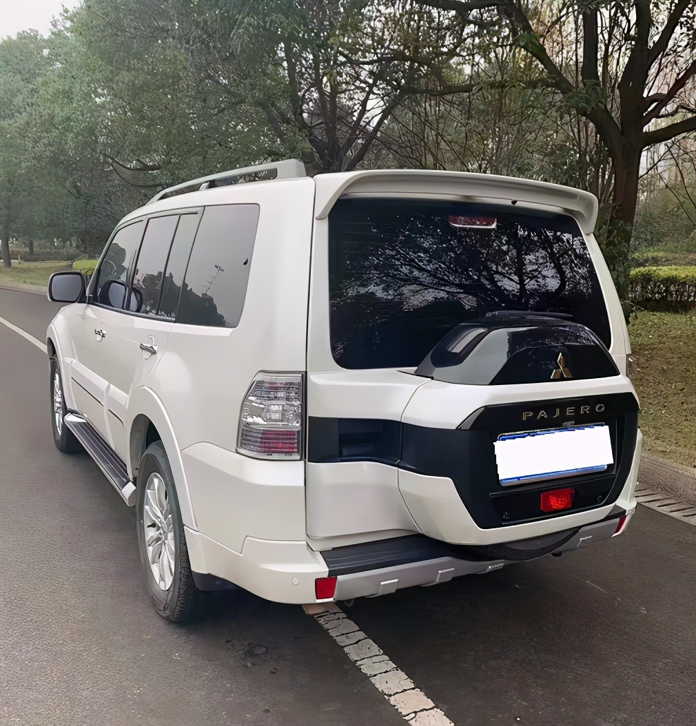 实拍:金标三菱帕杰罗v97,仅售32万,后排直接配个大沙发?