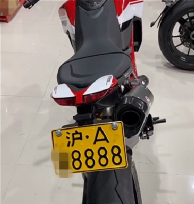挂8888牌杜卡迪骇客950车价13万车牌沪a开头牌就值7位数