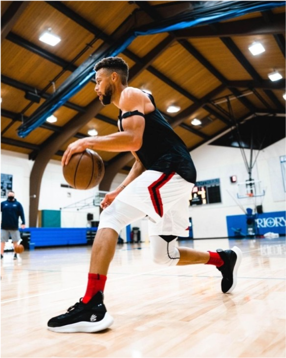 新款战靴上脚库里最新训练照出炉全力备战新赛季