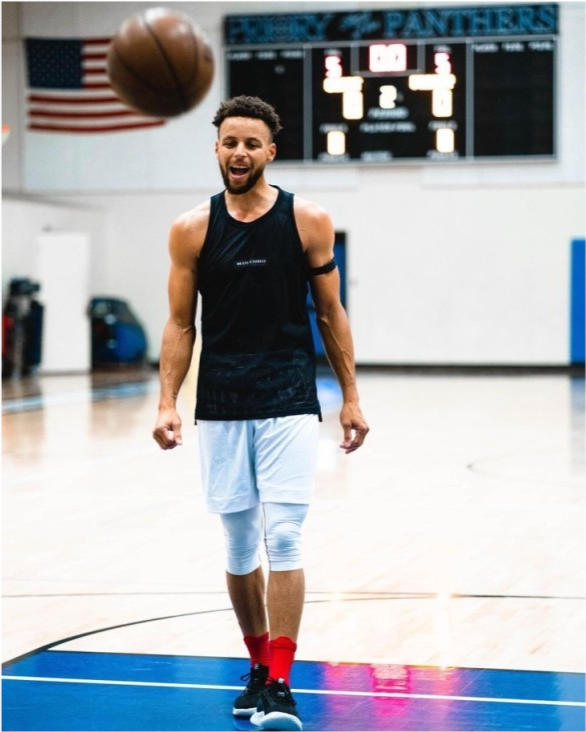 新款战靴上脚库里最新训练照出炉全力备战新赛季