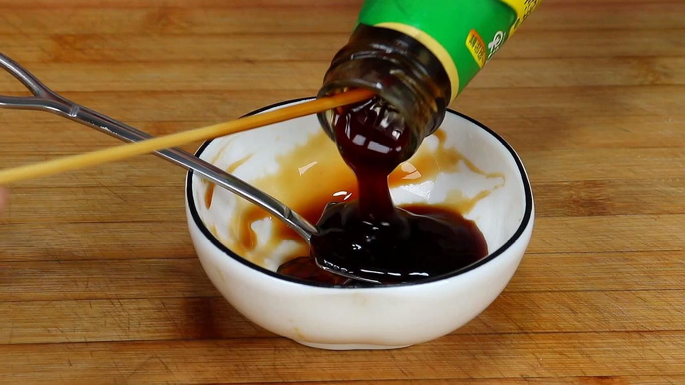 以上就是今天要跟大家分享的倒蚝油的三个小技巧,还有选购的小技巧.