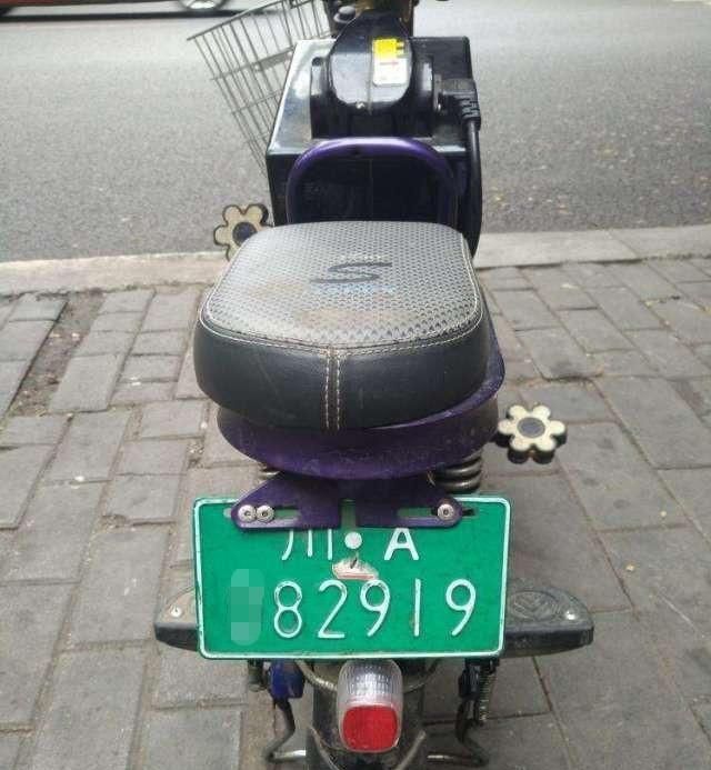 电动车的车牌有四种,白绿黄蓝有意义,但绿色太少了