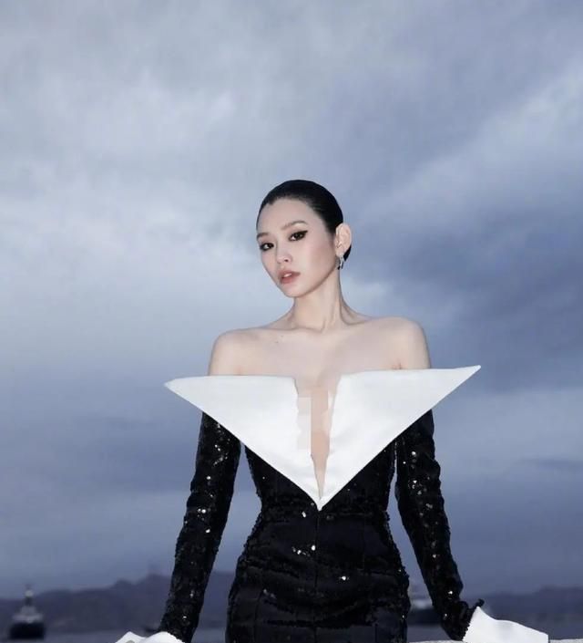 而奚梦瑶本身并不是那种非常丰满妩媚的女人,性感的味道不能过分突出