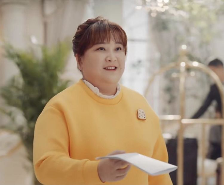 偶像刘德华邀她演夫人贾玲成追星赢家黄白连衣裙美萌可爱