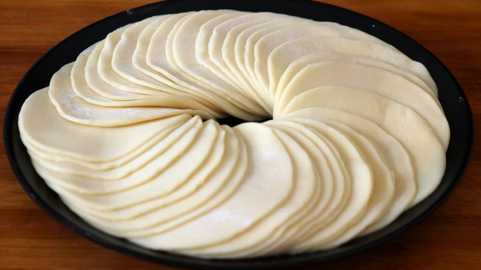 饺子皮别再用手擀了,老保姆教我拿手绝活,实在太厉害了