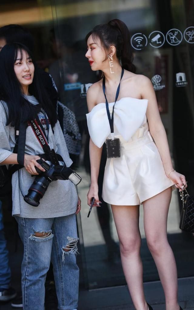 一字肩连体裤搭配黑色高跟鞋,时尚引人注目,气场十足