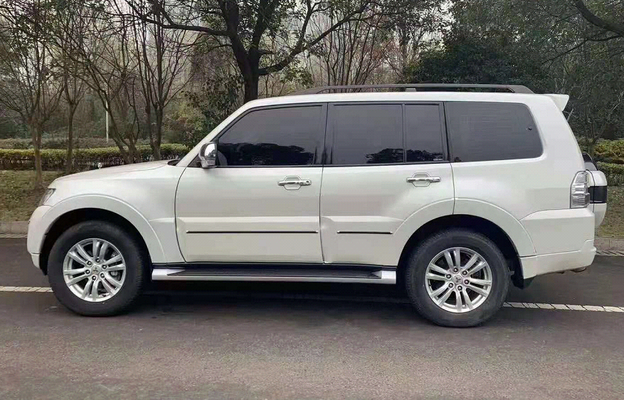 实拍:金标三菱帕杰罗v97,仅售32万,后排直接配个大沙发?