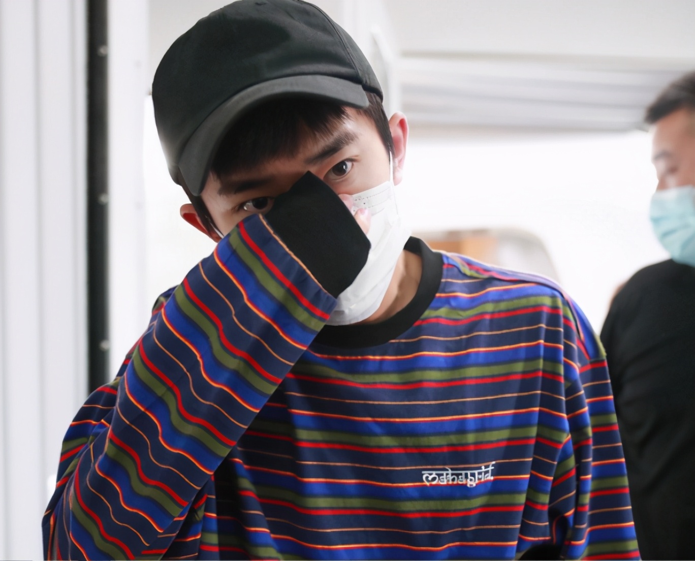 易烊千玺现身机场,戴口罩都遮不住帅气颜值,这腿是认真的?