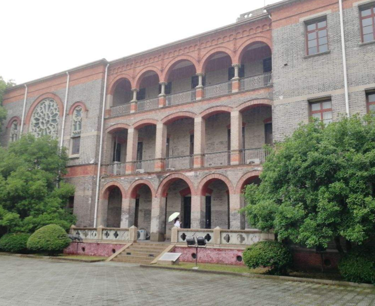 正式更名为苏州大学,随后还合并了苏州桑蚕专科学校,苏州丝绸工学院
