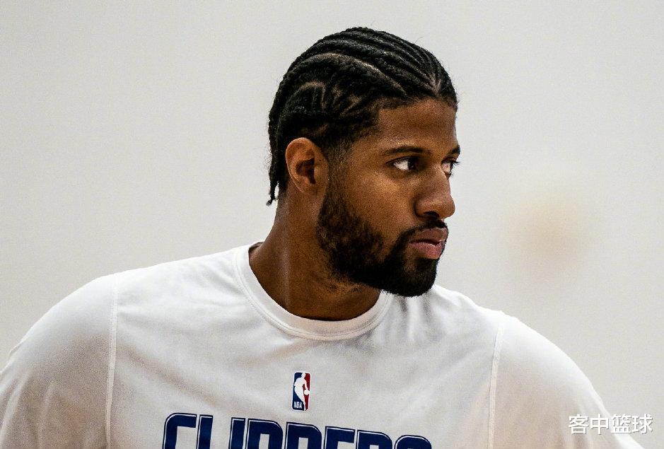 不得不说人长得帅,留什么发型都好看.乔治这新地垄沟发型如何?