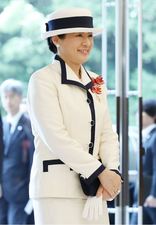 日本德仁皇后穿搭用心,出门打扮正式又端庄,一点没给皇室丢脸